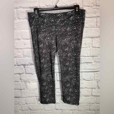 Grey & black pattern Athleta leggings cropped style size large